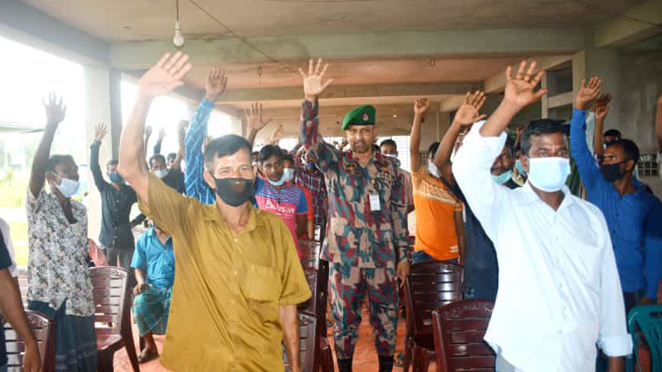 মাধবপুরের সীমান্তের অর্ধশত চোরাকারবারীর আত্মসমর্পন