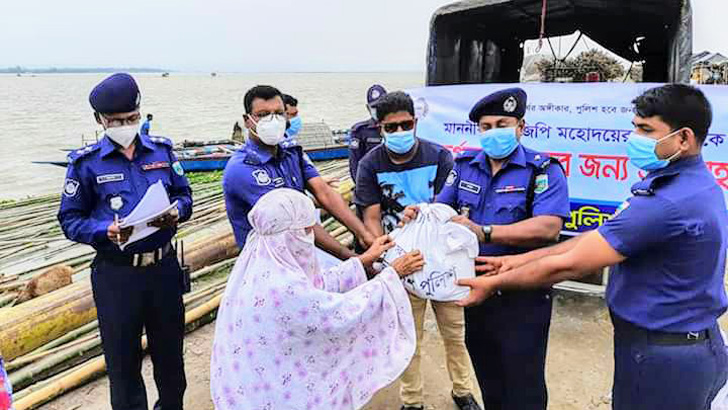 আইজিপির খাদ্য-ঈদসামগ্রী পেল যমুনার চরের বানভাসিরা