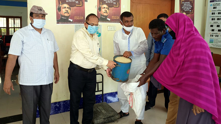 কুমিল্লায় ২ লক্ষাধিক দরিদ্র পরিবারের মাঝে খাদ্যসামগ্রী বিতরণ