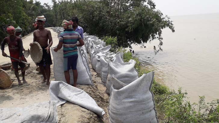 পদ্মার পানি বিপৎসীমার ওপরে, হুমকিতে রাজবাড়ী রক্ষা বাঁধ