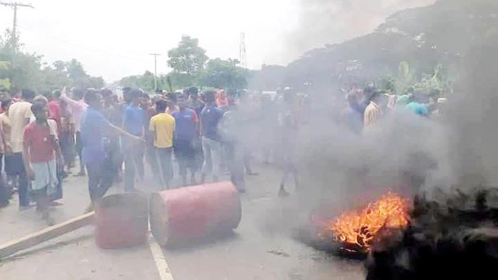 বেতন-বোনাস দাবিতে পাটকল শ্রমিকদের সড়ক অবরোধ অগ্নিসংযোগ