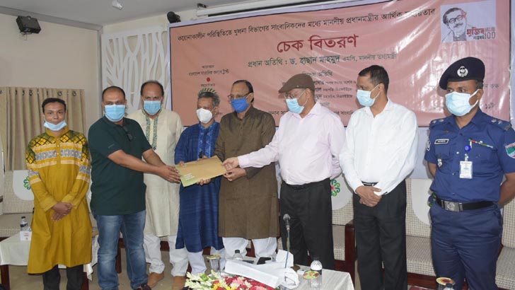 গণমাধ্যম কর্মীরা জীবন হাতের মুঠোয় নিয়ে কাজ করছেন: তথ্যমন্ত্রী