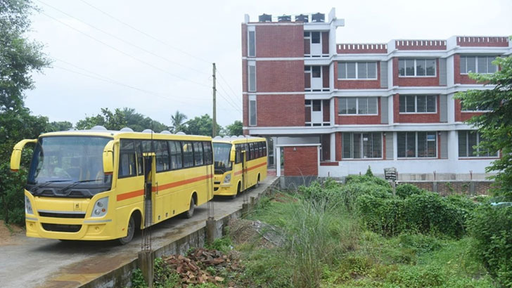 নালন্দা উচ্চ বিদ্যালয়কে দুটি স্কুলবাস দিল ভারতীয় হাইকমিশন