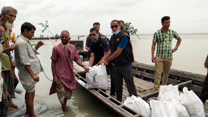 সিরাজগঞ্জে সাকিব আল হাসান ফাউন্ডেশনের খাদ্যসামগ্রী বিতরণ