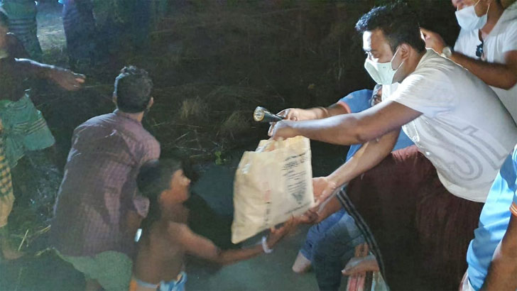 বন্যাদুর্গত এলাকায় শেখ হাসিনার উপহার নিয়ে গোলাম রাব্বানী