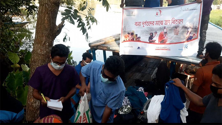 বন্যায় ত্রাণ নিয়ে ছুটছে ওরা