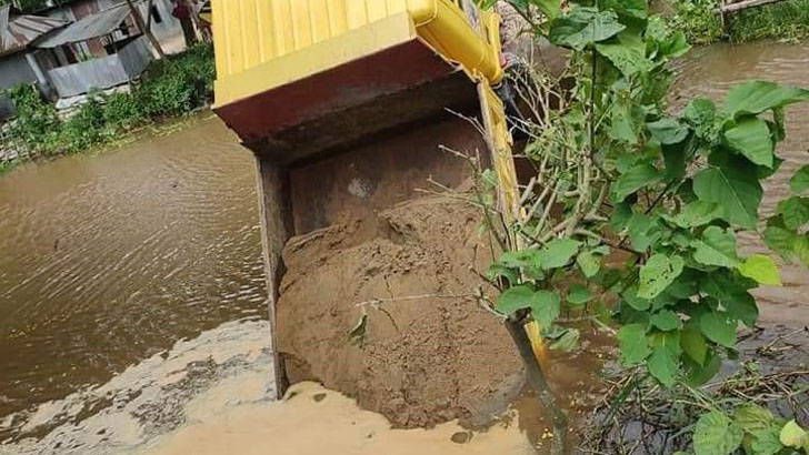 সেতু ভেঙে নদীতে বালুবোঝাই ট্রাক