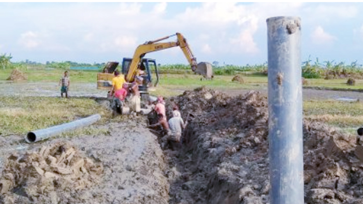 ফসল রক্ষায় ৪০০ বিঘা জমির জলাবদ্ধতা নিরসন করলেন কৃষকরা