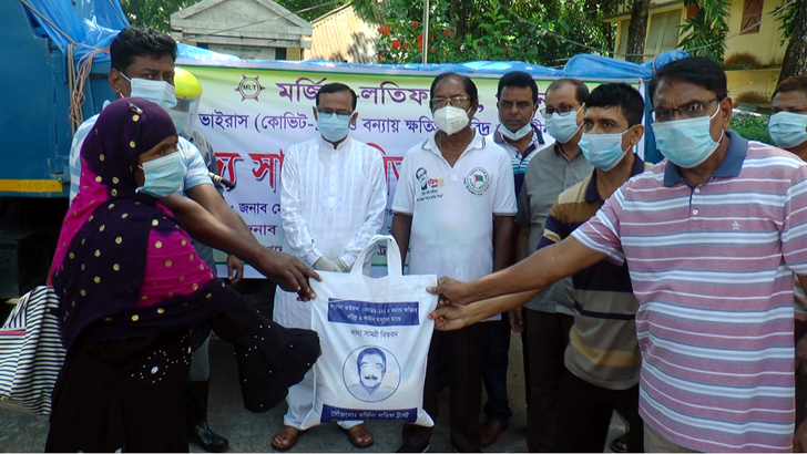 পাবনায় দেড় হাজার বন্যার্ত মানুষের মধ্যে খাদ্যসামগ্রী বিতরণ