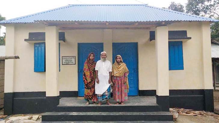 প্রধানমন্ত্রীর দেয়া ‘দুর্যোগ সহনীয় ঘর’ পেল ভূরুঙ্গামারীর ৬৬ পরিবার