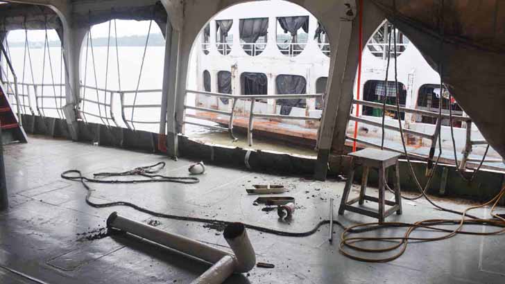 যাত্রীবাহী পারাবাত লঞ্চের ধাক্কায় সুরভী ক্ষতিগ্রস্ত