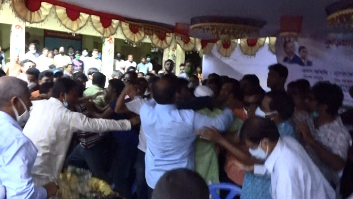 রিজভীর সামনেই বিএনপির দুই গ্রুপের সংঘর্ষ (ভিডিও)