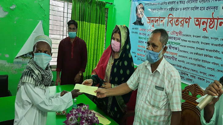 মনপুরায় ৯৬ শিক্ষককে প্রধানমন্ত্রীর অনুদান বিতরণ