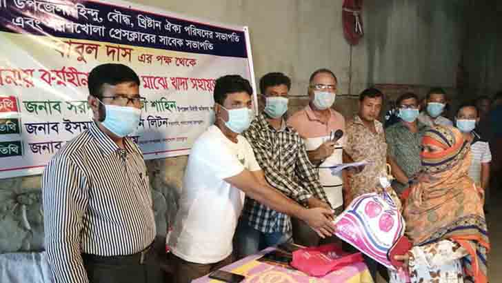 শরণখোলায় দুস্থদের খাদ্য সহায়তা দিলেন সাংবাদিক বাবুল দাস
