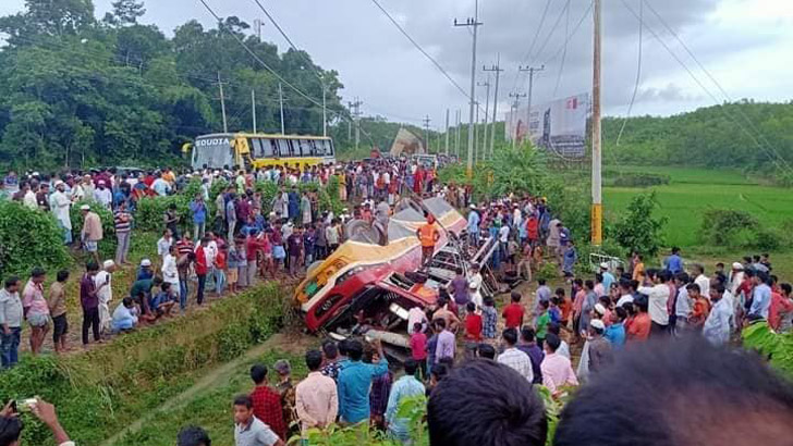 রামুতে বাস উল্টে নিহত ২