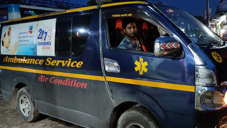 ‘বাবা-মায়ের অনুপ্রেরণায় রোজ করোনা রোগী বহন করি’