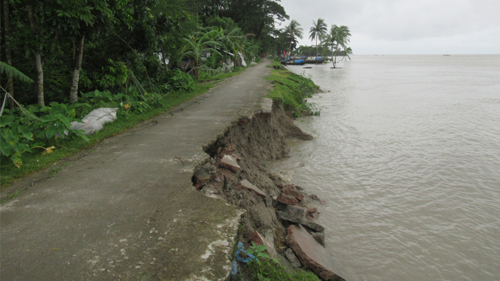 মনপুরায় জোয়ারে বিলীন পাকা সড়ক-বেড়িবাঁধ, জনদুর্ভোগ চরমে