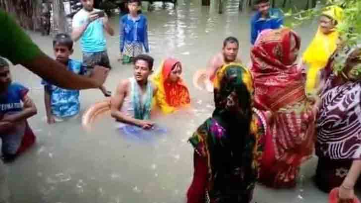 জোয়ারের পানিতে ছাত্রলীগ নেতার গায়ে হলুদ