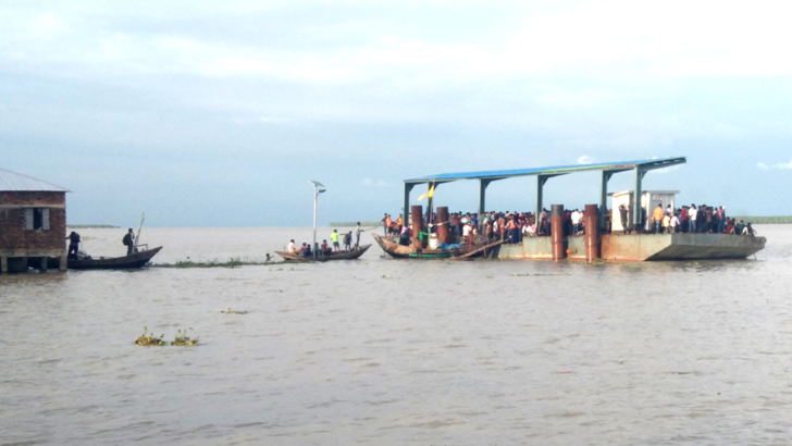 ভোলার লঞ্চঘাটে পন্টুনের সংযোগ ব্রিজ ভেঙে দুর্ভোগ