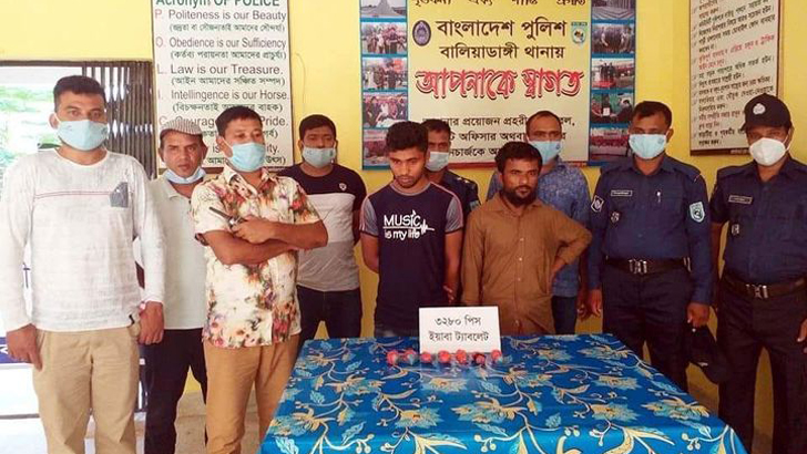 দুই যুবকের পায়ুপথে ৩২৮০ পিস ইয়াবা!
