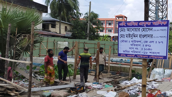 ইউএনওর নেতৃত্বে উচ্ছেদ, বিএনপি নেতার ছেলের নেতৃত্বে দখল!