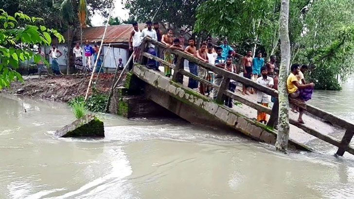 বন্যায় বিধ্বস্ত সড়ক, ভোগান্তিতে কুড়িগ্রামের ৫ লক্ষাধিক মানুষ