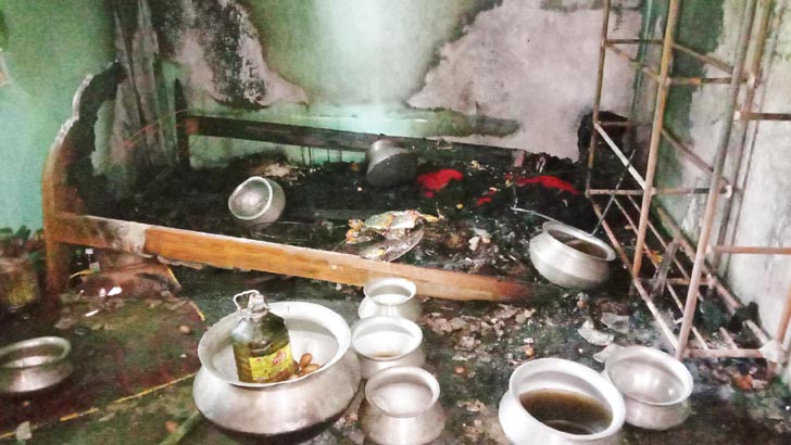 বিয়ের পরদিন চুরির পর পুড়িয়ে দিল প্রবাসীর বাড়ি