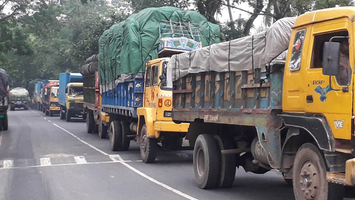 রাজবাড়ীতে পারাপারের অপেক্ষায় ট্রাকের সারি