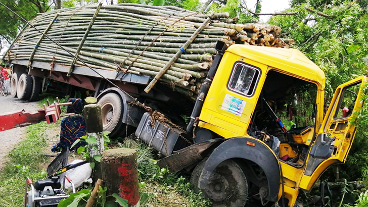 বগুড়ায় বাঁশবাহী ট্রাক খাদে পড়ে হেলপার নিহত