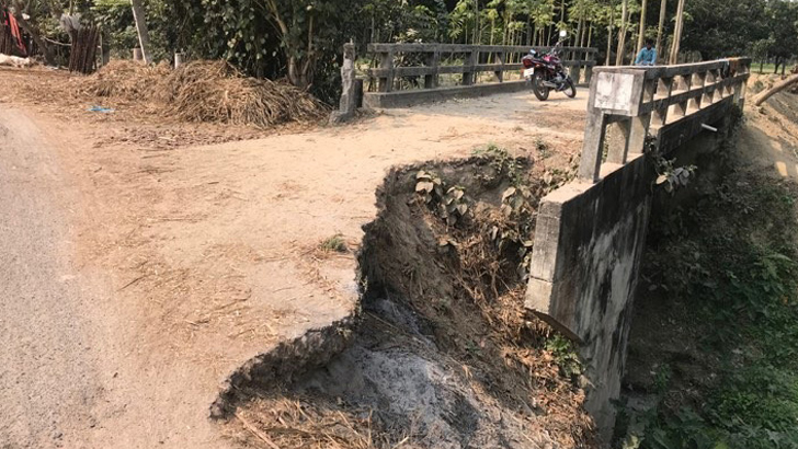 আড়ানীতে সেতু ও সড়ক ভেঙে যান চলাচল বন্ধের উপক্রম