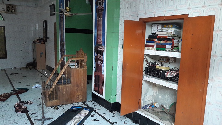 বিস্ফোরিত মসজিদে অক্ষত কোরআন!