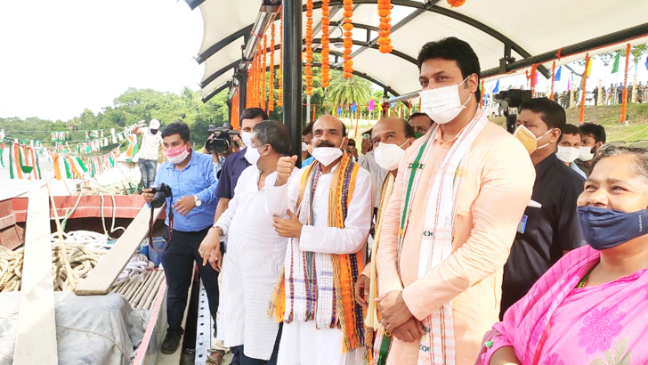 নদী পথে ত্রিপুরায় পণ্য রফতানি করে ইতিহাসের অংশ প্রিমিয়ার সিমেন্ট