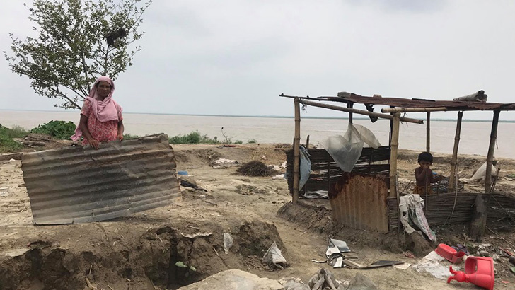 পদ্মার ভাঙনে এবার হুমকির মুখে লক্ষ্মীনগর স্কুলসহ শতাধিক বাড়ি