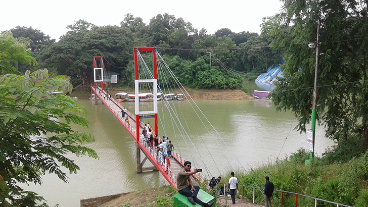 রাঙ্গামাটির ঝুলন্ত সেতুতে পর্যটকের ভিড়