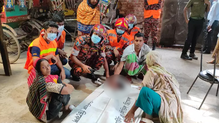 ১৭ ঘণ্টা পর ডিএনডি খালে নিখোঁজ শিশুর লাশ উদ্ধার