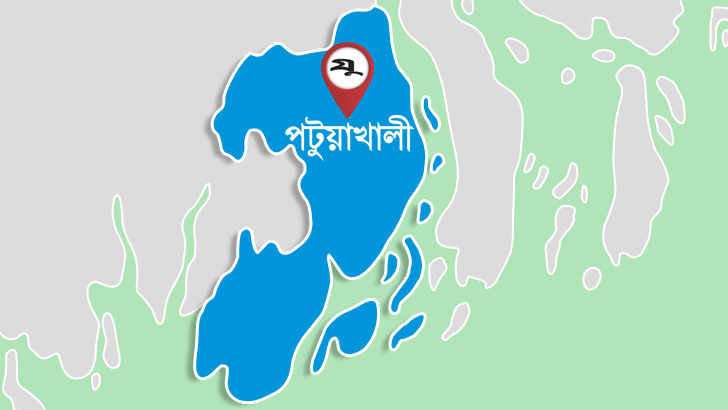 কুয়াকাটায় বাসের নিচে মোটরসাইকেল, আহত ৪