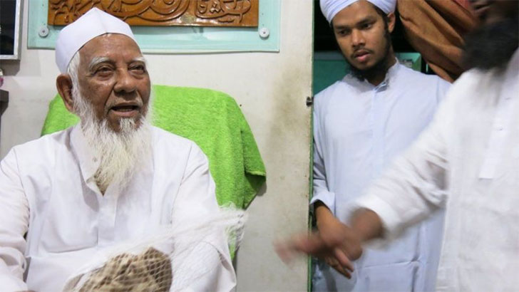 স্বেচ্ছায় পদ থেকে সরে দাঁড়ালেন আল্লামা আহমদ শফী