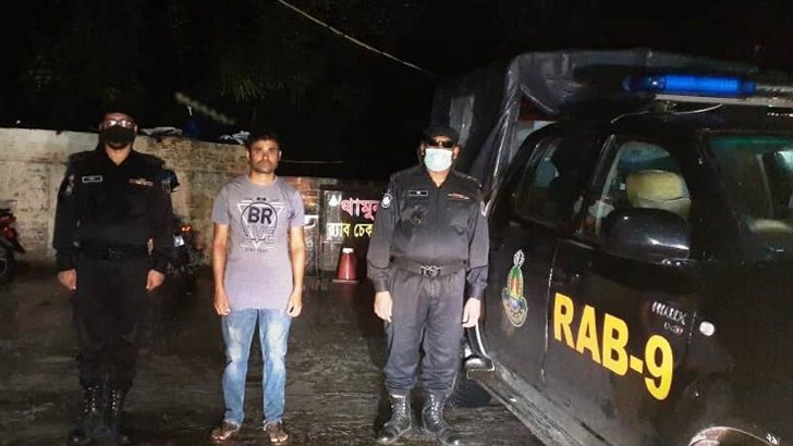 ৪ লাখ ভারতীয় রুপিসহ উপজেলা ছাত্রলীগ নেতা আটক