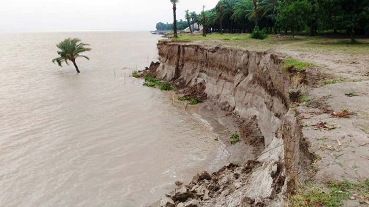 তীব্র নদীভাঙনে বিলীন ঘরবাড়ি আবাদি জমি