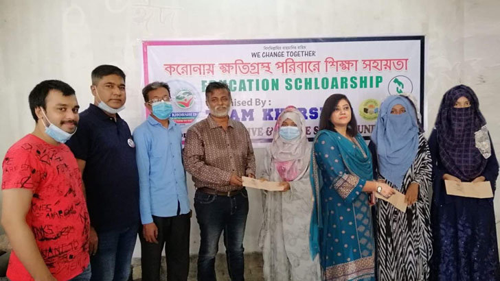 সিদ্ধিরগঞ্জে তিন শিক্ষার্থীর পাশে নাসিক কাউন্সিলর খোরশেদ