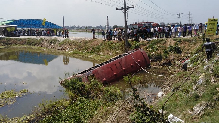 সাভারে যাত্রীবাহী বাস খাদে, আহত ১৫