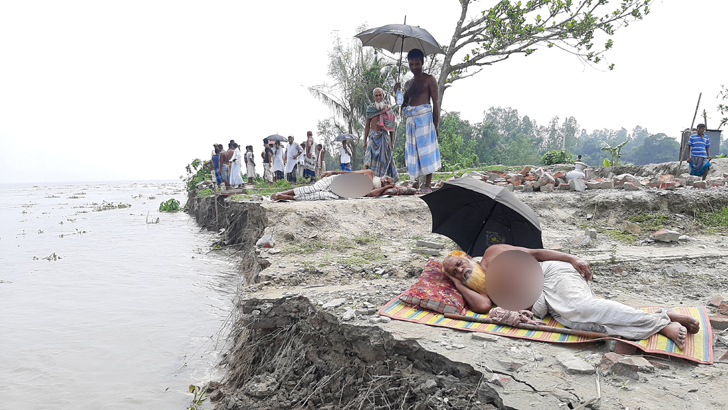 বাঁধ নির্মাণের দাবিতে যমুনাপাড়ে অনশনে দুই বৃদ্ধ