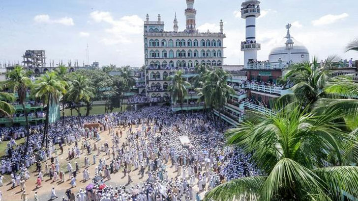 আল্লামা শফীর কবরে এখনও ভক্ত-অনুরাগীদের ভিড়