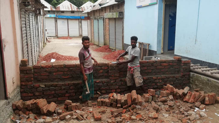 সরকারি রাস্তা দখল করে চেয়ারম্যানের ভাইয়ের ঘর নির্মাণ