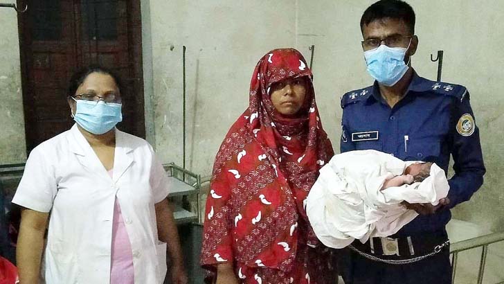 মঠবাড়িয়ায় ব্রিজের পাশে নারীর সন্তান প্রসব