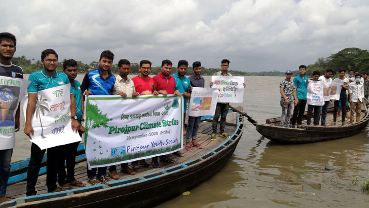 জলবায়ু পরিবর্তনের প্রভাব থেকে রক্ষার দাবিতে নৌ-বন্ধন