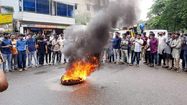 ছাত্রাবাসে গণধর্ষণের প্রতিবাদে উত্তাল এমসি কলেজ