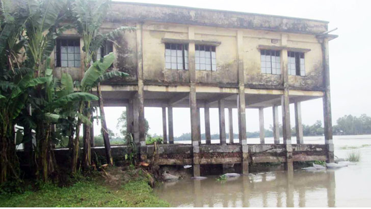 ভাঙনের মুখে চর গোদাগাড়ী সরকারি প্রাথমিক বিদ্যালয়