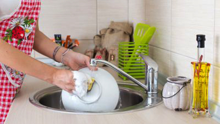 কাচের বাসন ও আসবাব কীভাবে পরিষ্কার করবেন