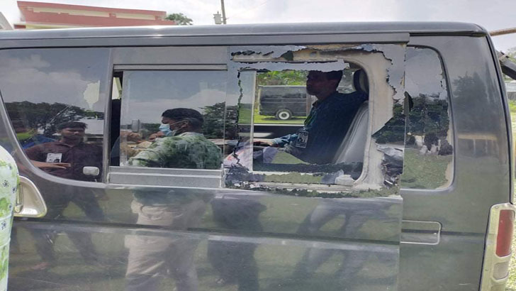 ভোটকেন্দ্র দখল নিয়ে ধাওয়া-পাল্টাধাওয়া, প্রার্থীর গাড়ি ভাঙচুর